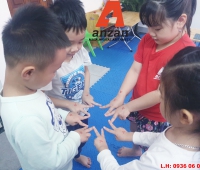 Bé Dương Khiết 5 tuổi đang luyện tập Anzan